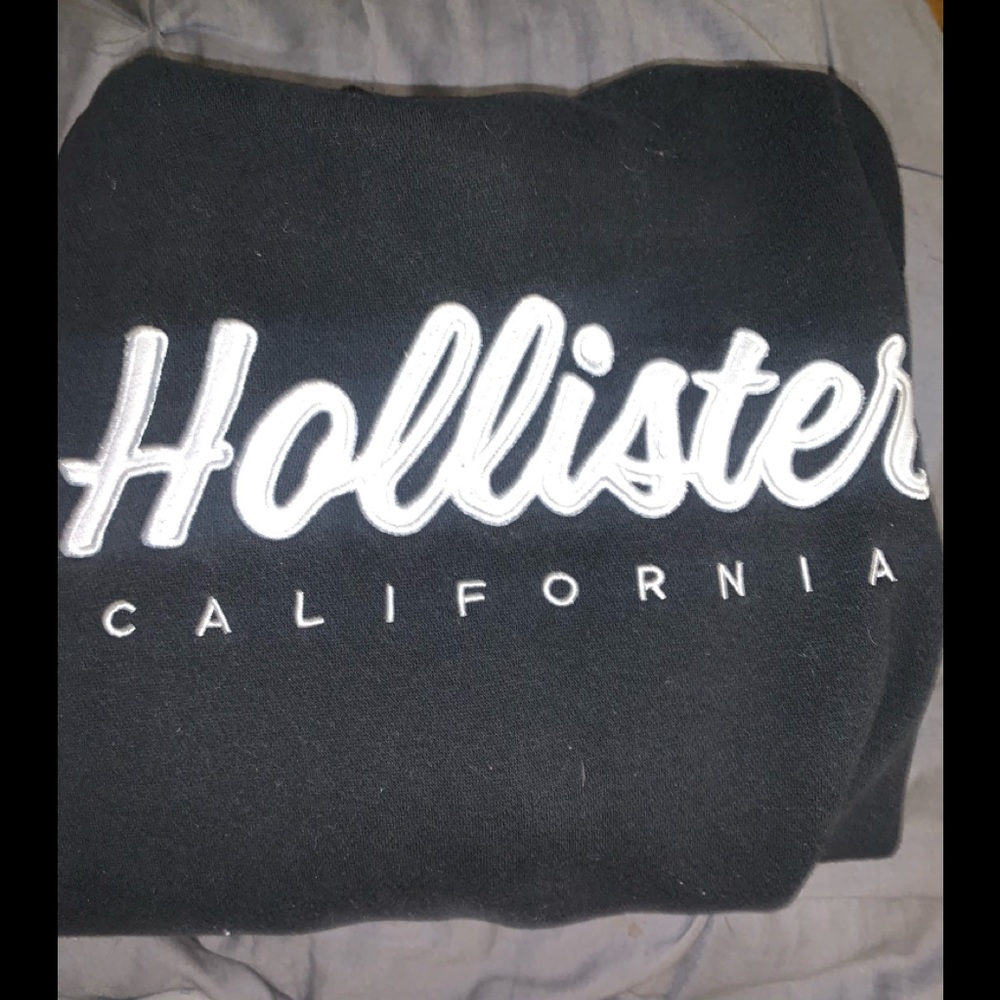 ℍ𝕠𝕝𝕝𝕚𝕤𝕥𝕖𝕣 𝕊𝕨𝕖𝕒𝕥𝕤𝕙𝕚𝕣𝕥✰